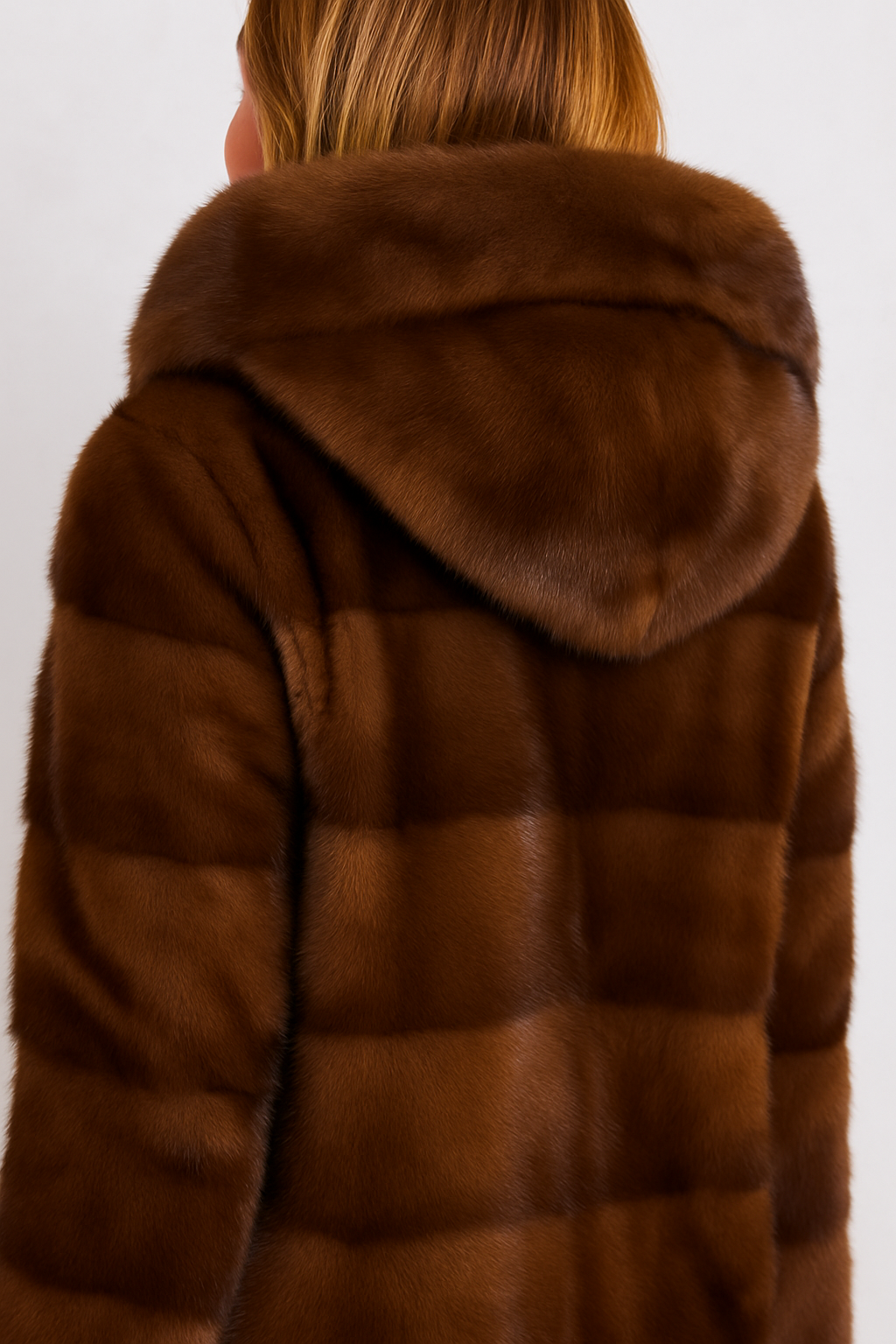 Rivière d’Or Trenchcoat – Halflang Relaxed Fit – Capuchon met Nepbont & Drukknoop – Dames
