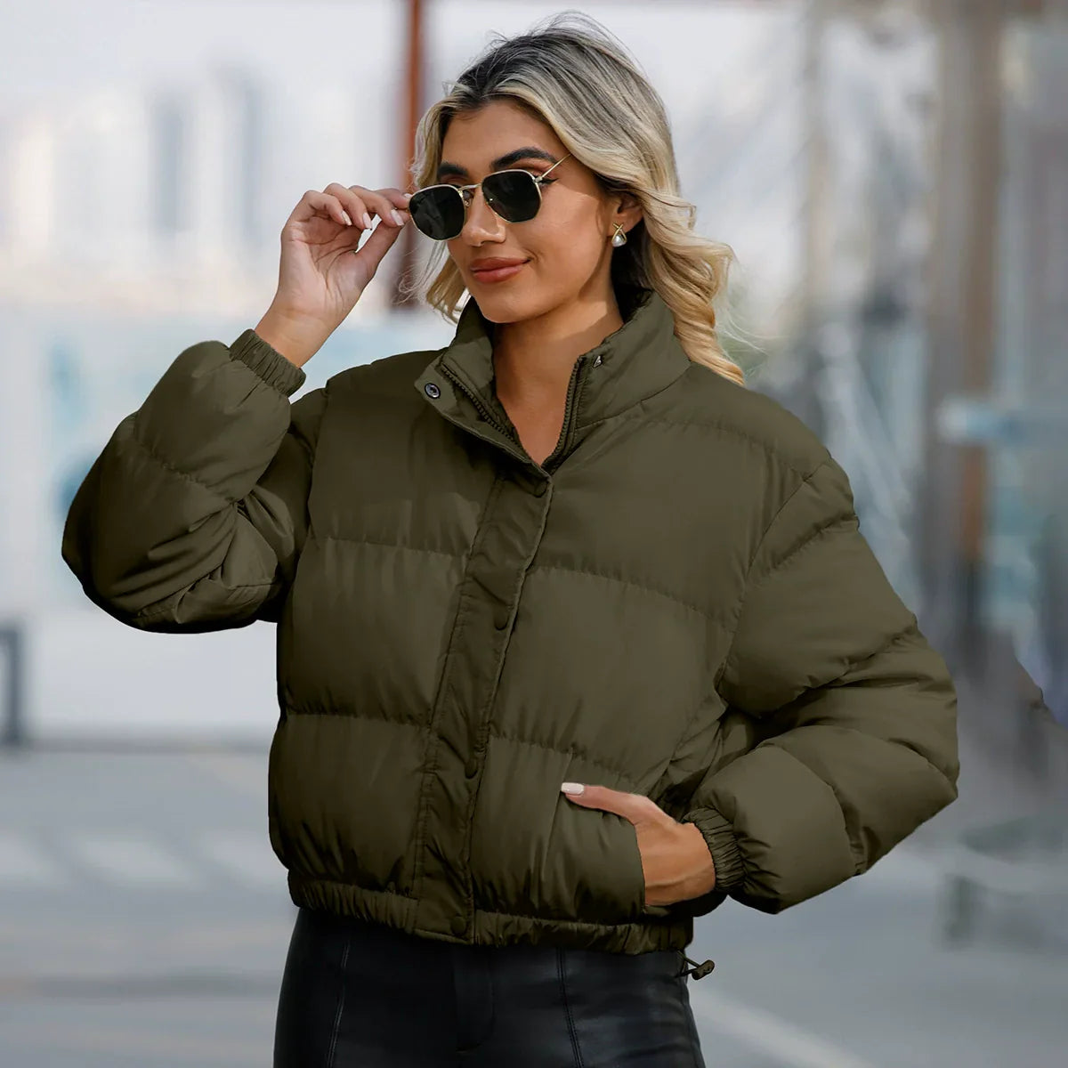 Rivière d’Or Puffer Jas – Oversized Cropped – Hoge Kraag met Trekkoord Zoom – Dames